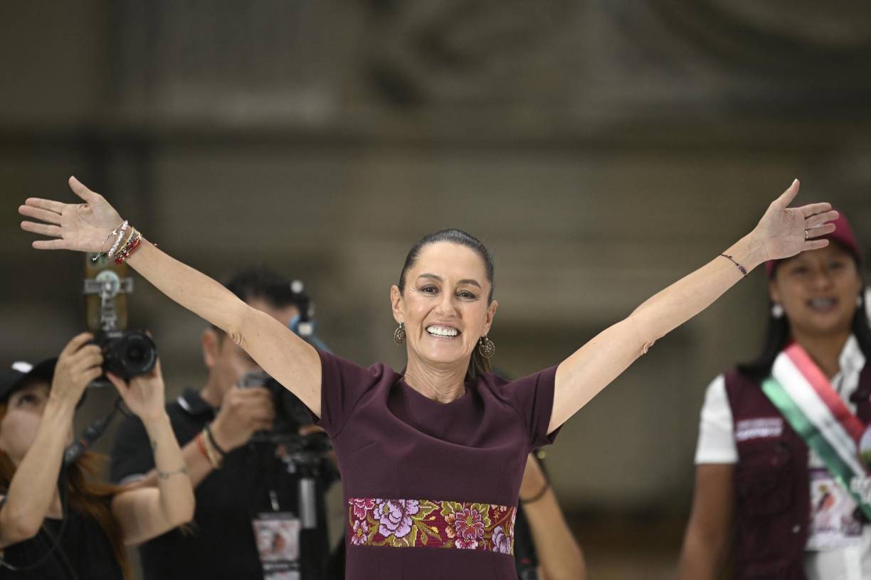 <b>La candidata presidencial de México por el partido gobernante Morena, Claudia Sheinbaum, saluda a sus partidarios cuando llega a su mitin de cierre de campaña, en la plaza Zócalo de la Ciudad de México el 29 de mayo de 2024. México celebrará elecciones generales el 2 de junio. Ella es amplia favorita para convertirse en la primera mujer presidenta de México</b>.