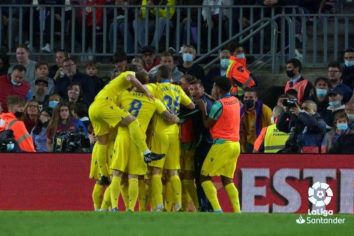 Los jugadores del Cádiz, entre ellos Antony ‘Choco‘ Lozano, celebrando el gol de Lucas Pérez en el Camp Nou.