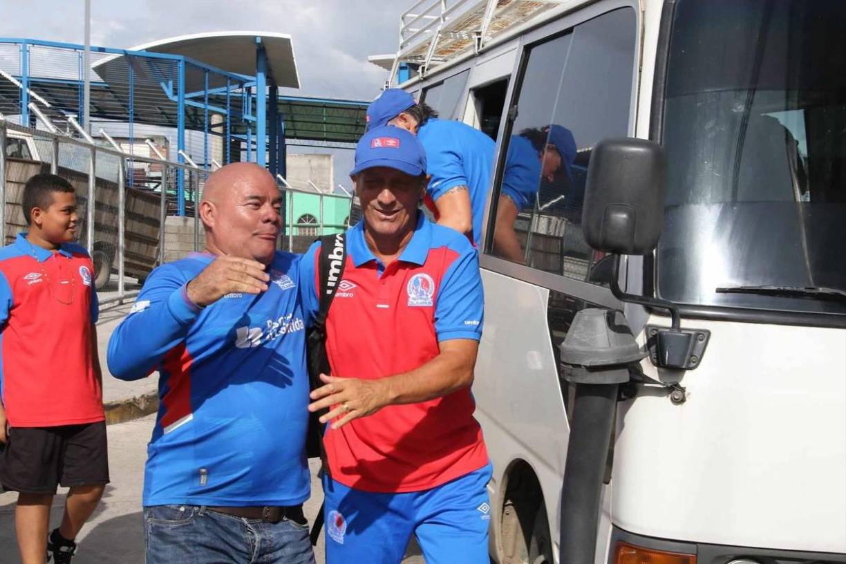 Troglio llegó al estadio y fue interceptado por este reconocido aficionado del Olimpia, que siempre está apoyando a sus jugadores favoritos.