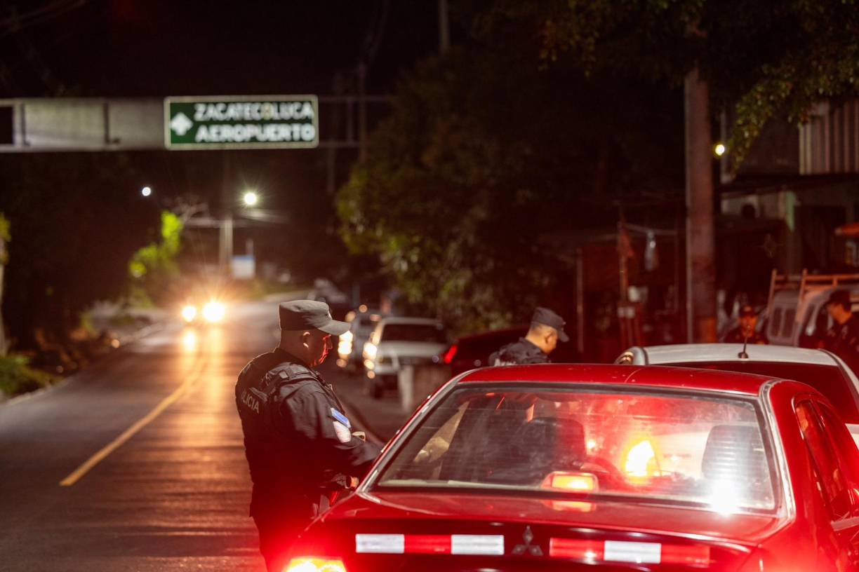 El régimen de excepción, que suspende garantías constitucionales como el derecho a la defensa, se aprobó tras el asesinato de más de 80 personas en un fin de semana a finales de marzo de 2022, lo que investigaciones del medio local El Faro señalan que se dio por la ruptura de un pacto entre el Gobierno y las bandas criminales.