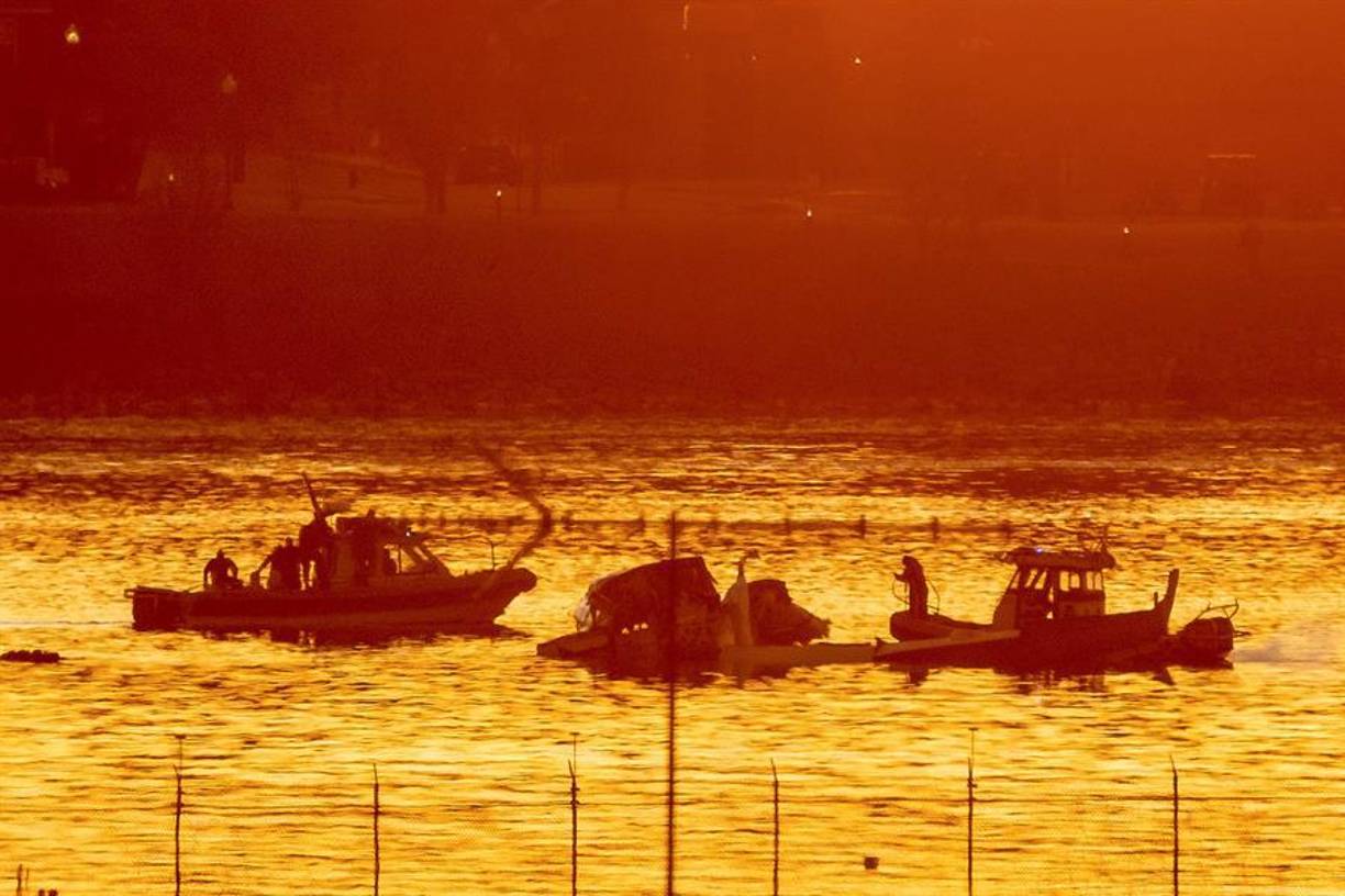 El accidente de aviación que se ha producido en Washington al chocar un helicóptero militar con un avión comercial en el que iban 60 pasajeros y cuatro tripulantes es el peor en Estados Unidos desde el año 2009.