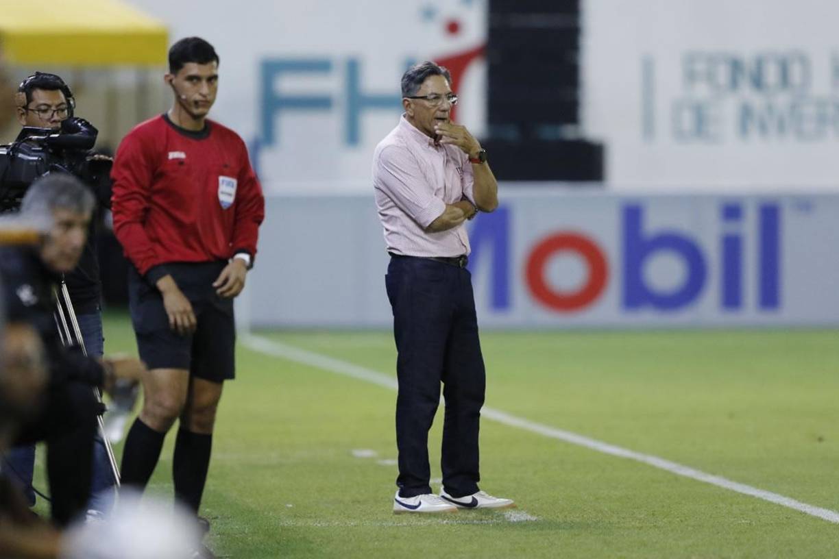 Salomón Názar se puso su mejor traje para dirigir al Victoria en el duelo contra el Real España por la jornada 8 del Apertura.