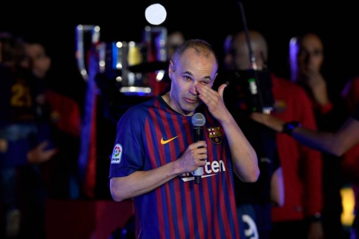 El centrocampista español Andrés Iniesta ha cerrado su fichaje por el Vissel Kobe de Japón, informó hoy la cadena estatal NHK. De esta manera el jugador se va del Barcelona para el fútbol japonés.