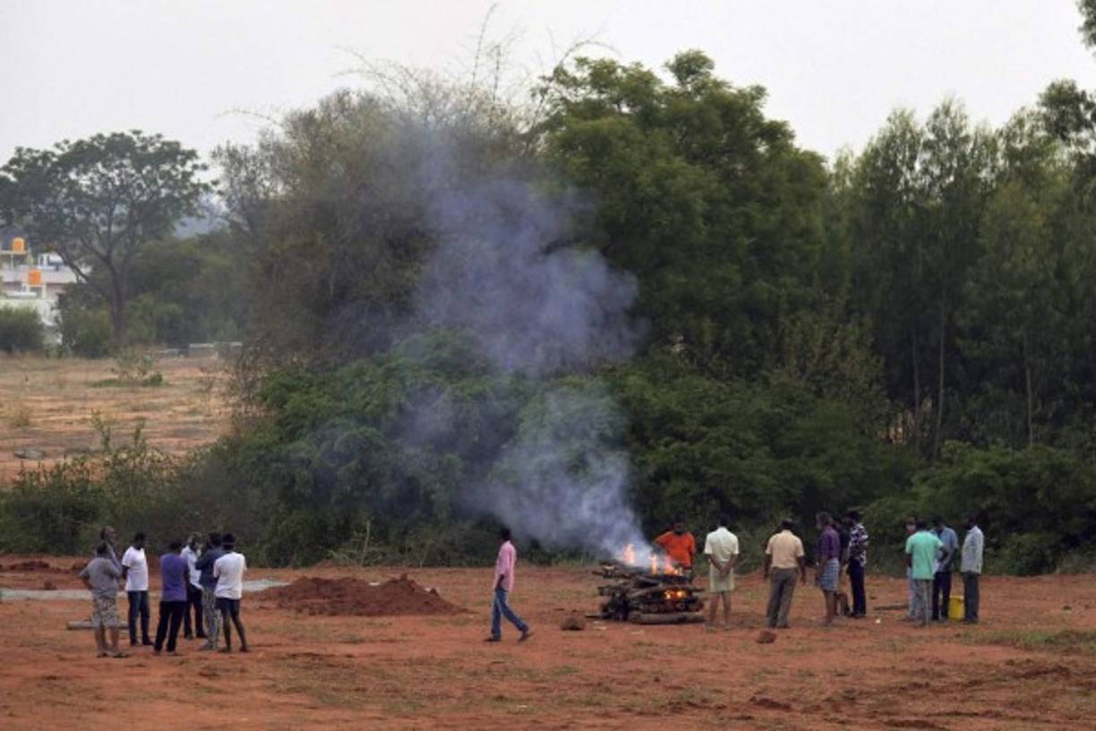 Las redes sociales y los artículos de prensa han sido inundados de imágenes de hogueras en llamas y crematorios incapaces de hacer frente a la situación.