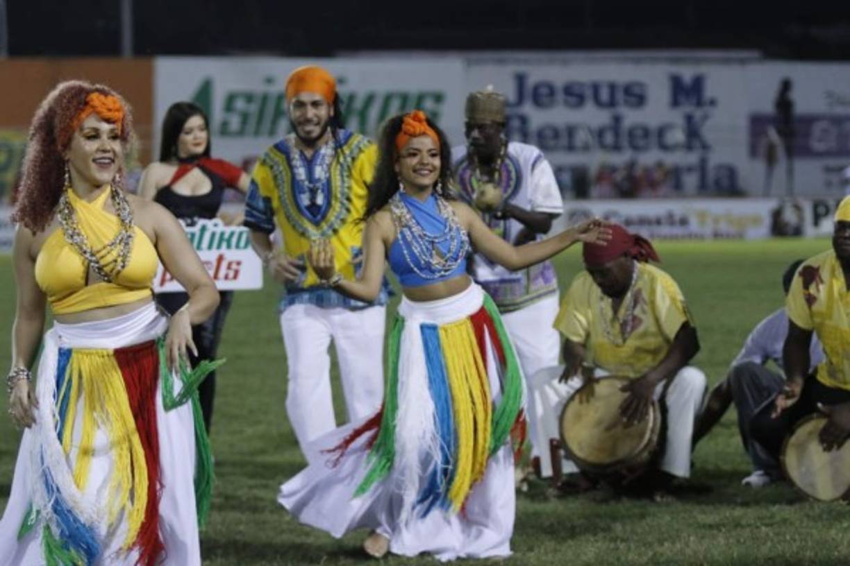 Con bailes animaron la previa del partido en el estadio Humberto Micheletti.