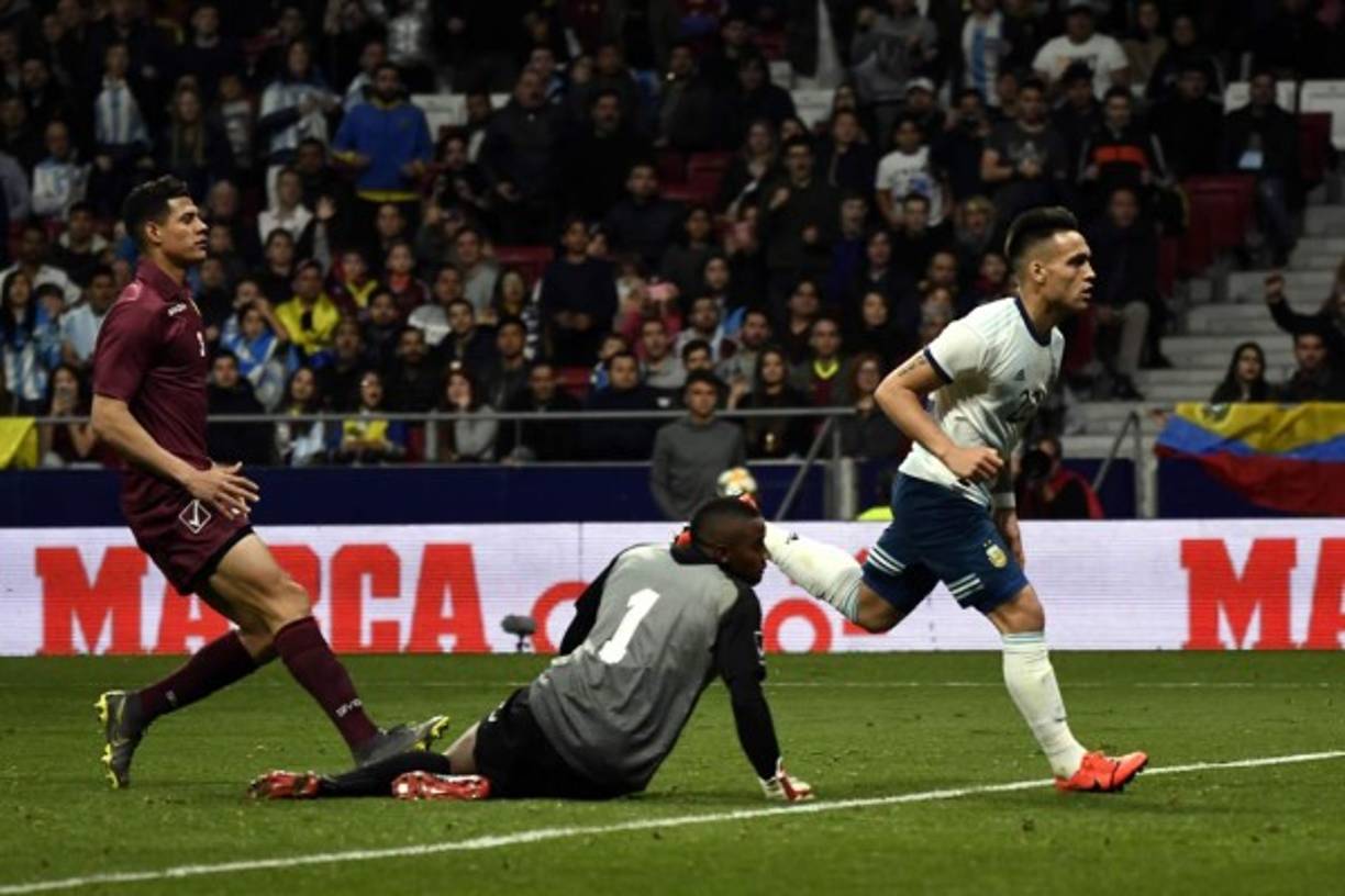 Lautaro Martínez al momento de marcar el gol del descuento de Argentina.