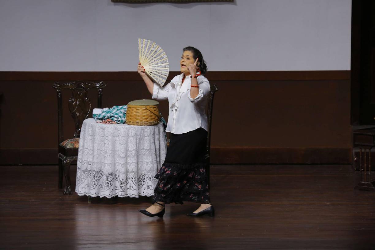 Candelita es una mujer que vive sola, y tras dos años continuos llega el momento en que se desespera porque su pretendiente no es capaz de decirle directamente lo que siente por ella, a pesar de visitarla religiosamente todos los días en ese lapso. Su personaje es interpretado por la actriz Alba Luz Rogel. 