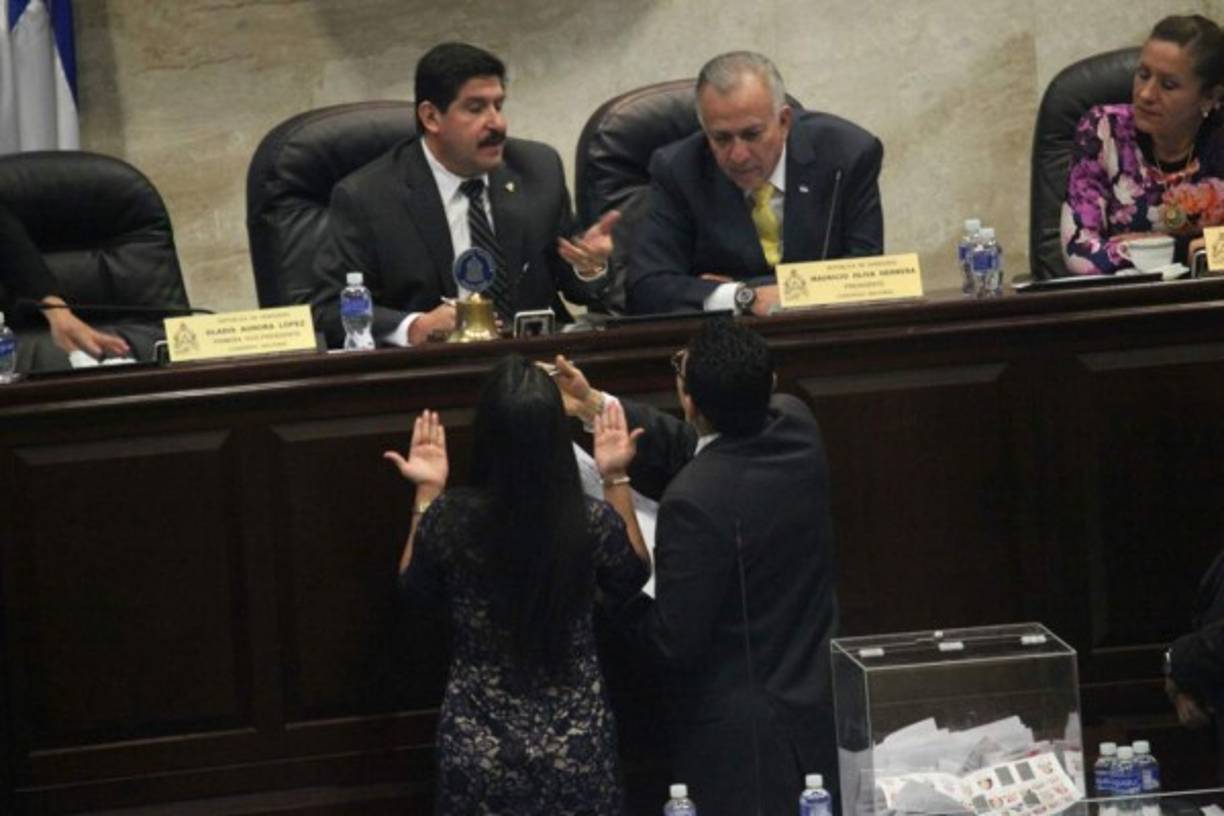 La diputada de Libre Alejandra Mancías y Walter Banegas, del PAC, se levantaron del escrutinio alegando la nulidad de un voto.