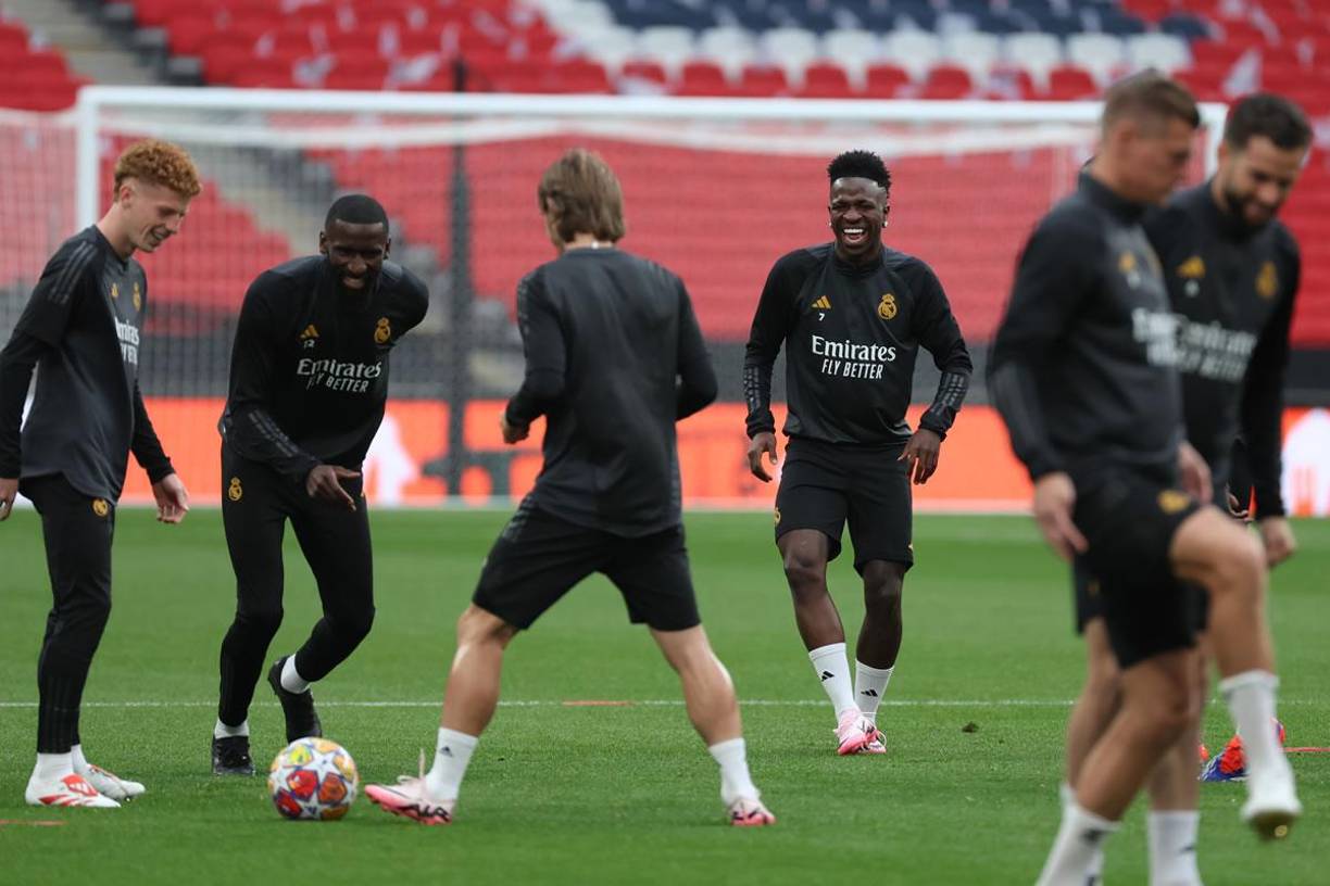 Tchouaméni fue la única novedad, junto a la de Jeremy de León, que ha estado presente en los viajes del Real Madrid en la Champions desde que se eliminó al Manchester City en abril. Es el ’amuleto’ para Ancelotti.