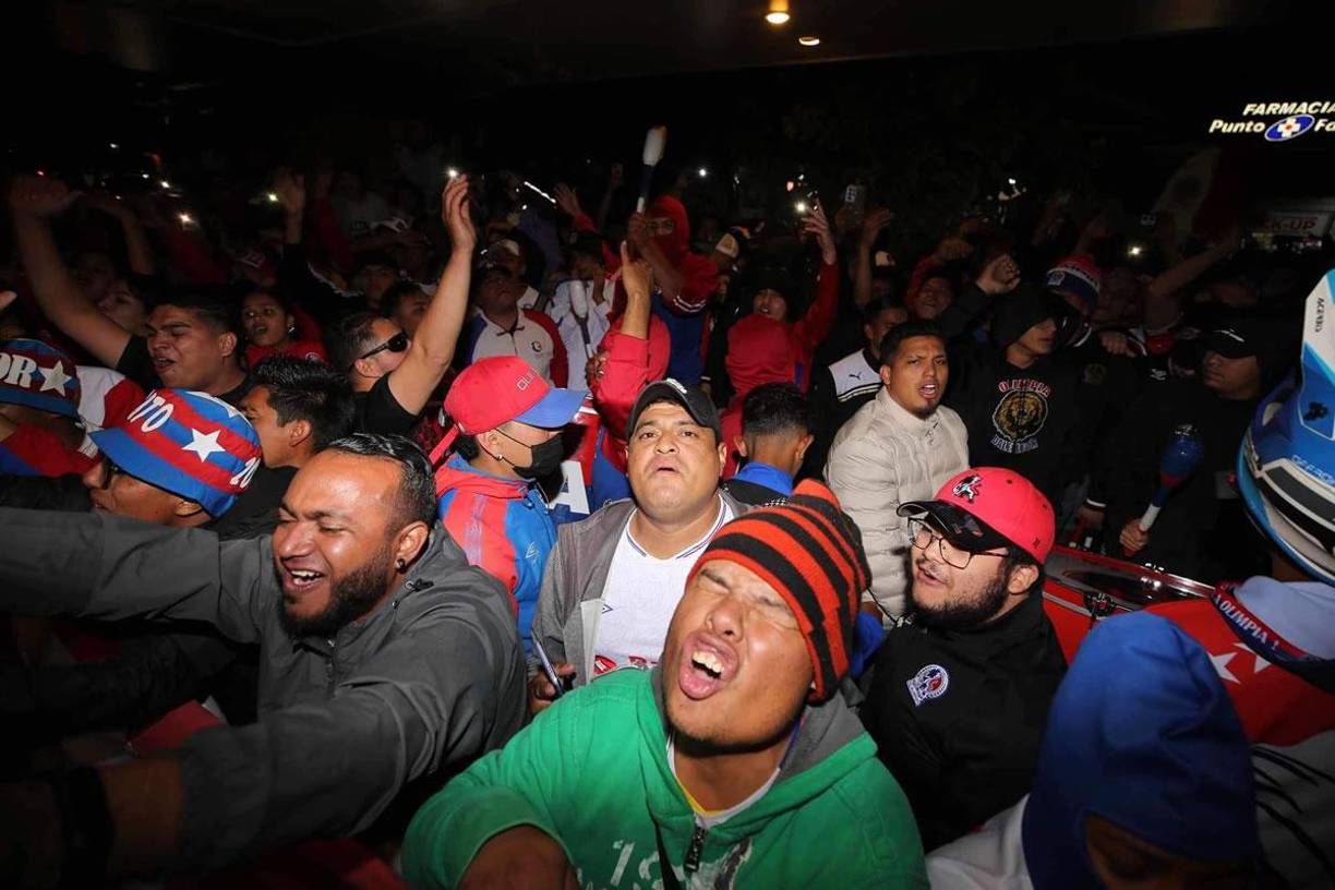 Una gran fiesta se vivió con el banderazo de los aficionados del Olimpia previo a la Gran Final ante el Motagua.