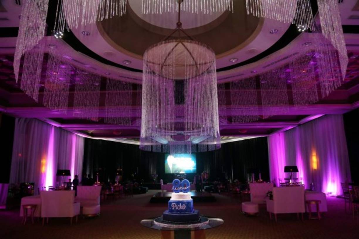 Colgantes de cristales sobre el hermoso pastel.