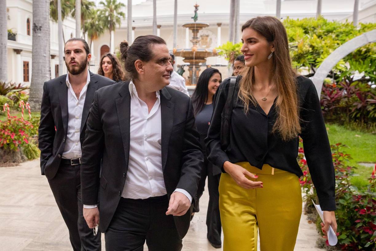 Sin embargo, la denuncia inicial la hizo el portal dedicado al periodismo de investigación Armando.info, que señaló meses antes que Saab, al parecer, formaba parte entonces de una red de lavado de activos que obtuvo millonarios recursos por la exportación ficticia de alimentos a Venezuela. 