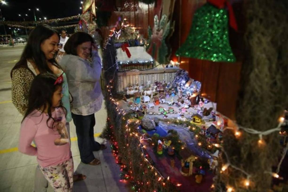 "Los hondureños festejan estos días con alegría y regocijo, disfrutando de estas villas que por un momento hacen olvidar los problemas cotidianos."