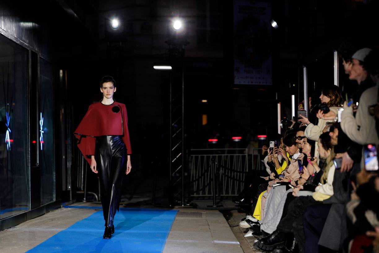 “Mi tío, que ya conoció el éxito, consideraba que no hacía falta desfilar en el calendario oficial, rechazando la obligatoriedad de presentar dos colecciones al año en fechas precisas. Se contentaba con crear desfilando de vez en cuando en Francia o en el extranjero”, explicó a la AFP Rodrigo Basilicati-Cardin, sobrino del diseñador que ha tomado el testigo.