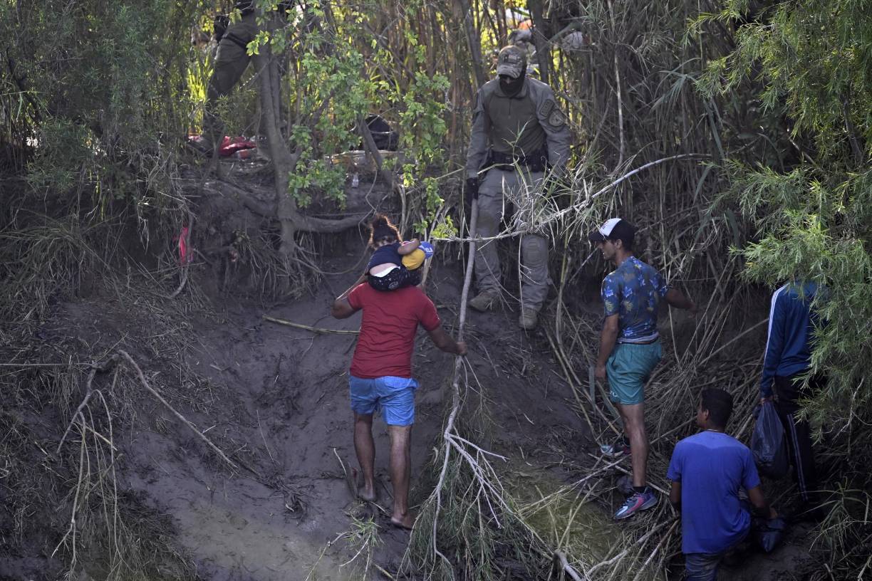 Varias ciudades fronteriza como El Paso y Brownsville han declarado el estado de emergencia ante la llegada masiva de migrantes.