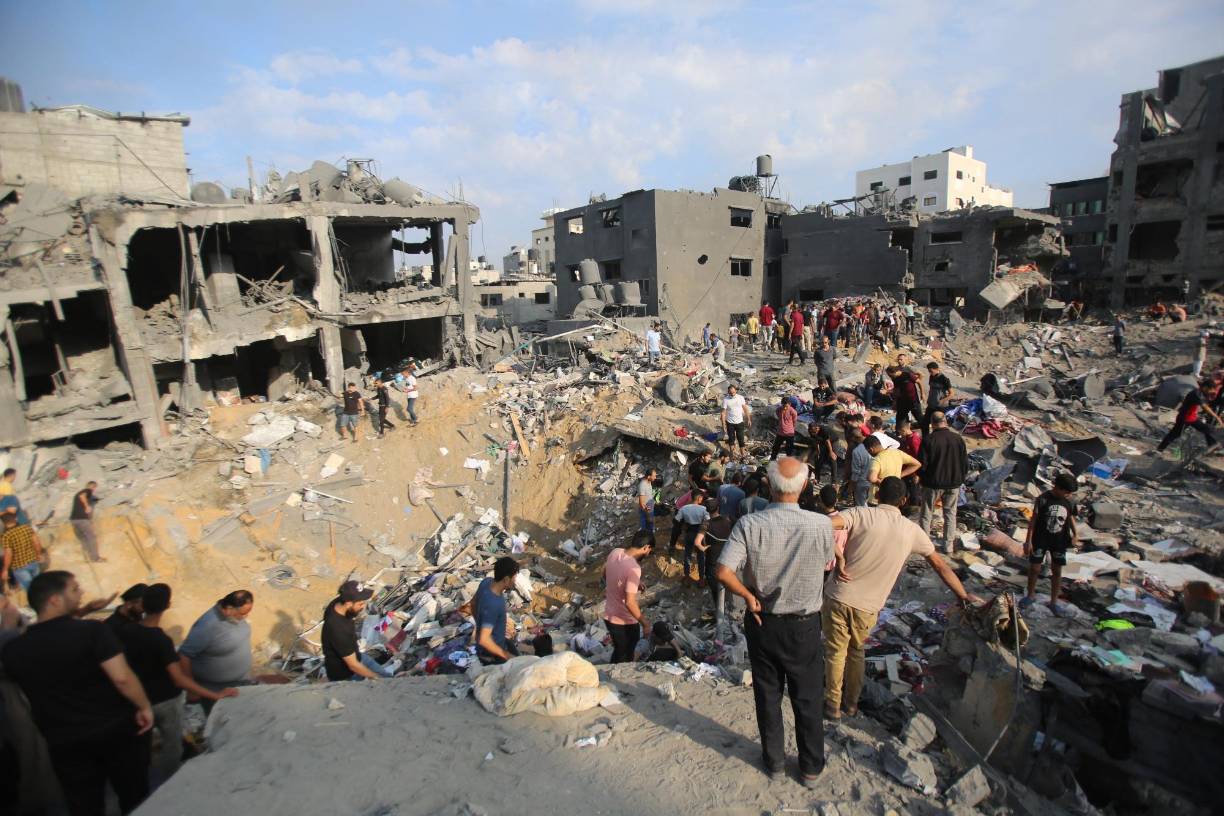 “Estos desgarradores acontecimientos son parte de una angustiosa secuencia de masacres en la Franja de Gaza que arrojará para siempre una sombra oscura sobre la conciencia colectiva de la humanidad”, agregó Hamás, que denunció que “la comunidad internacional guarda silencio” ante la ofensiva israelí sobre el enclave que en 26 días de guerra ha dejado casi 8.800 muertos y más de 22.200 heridos.