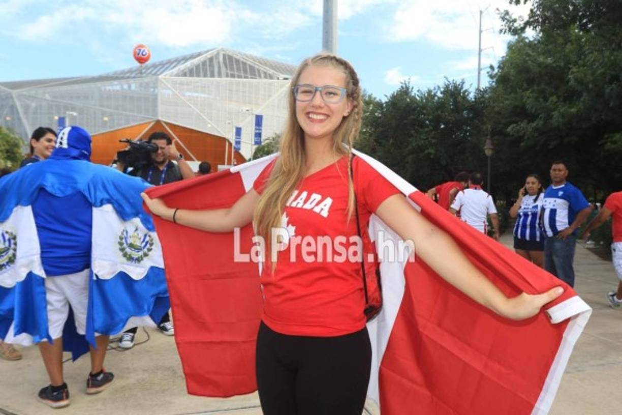 Esta chica canadiense se ha hecho presente al estadio.