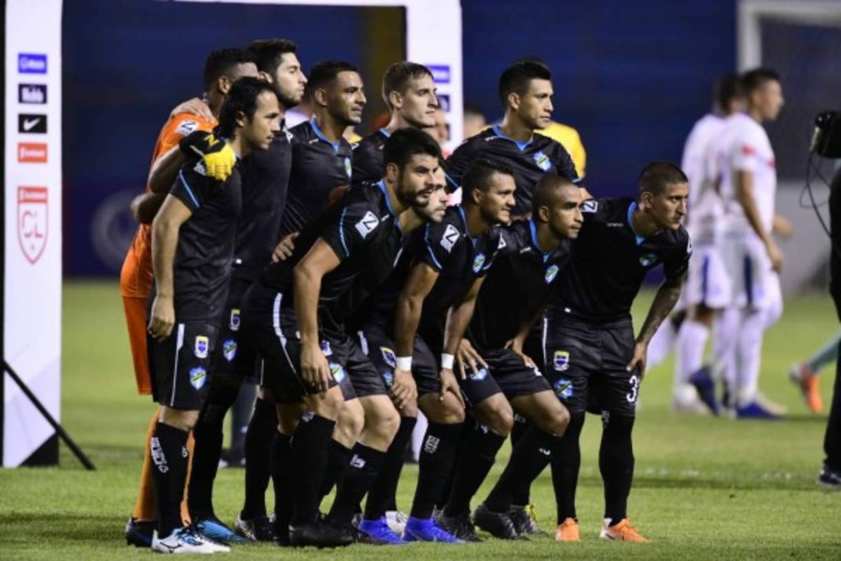 El equipo titular del Comunicaciones de Guatemala posando antes del inicio del juego.