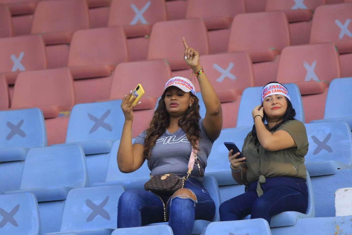 Llando el recinto de un gran ambiente a la espera del encuentro.