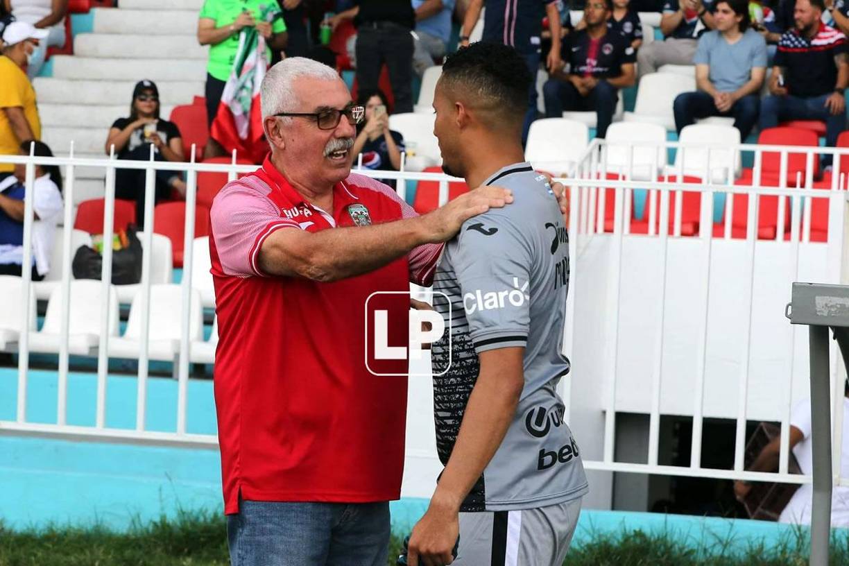 Manuel Keosseián saludó también a Walter Martínez, exjugador del Marathón.