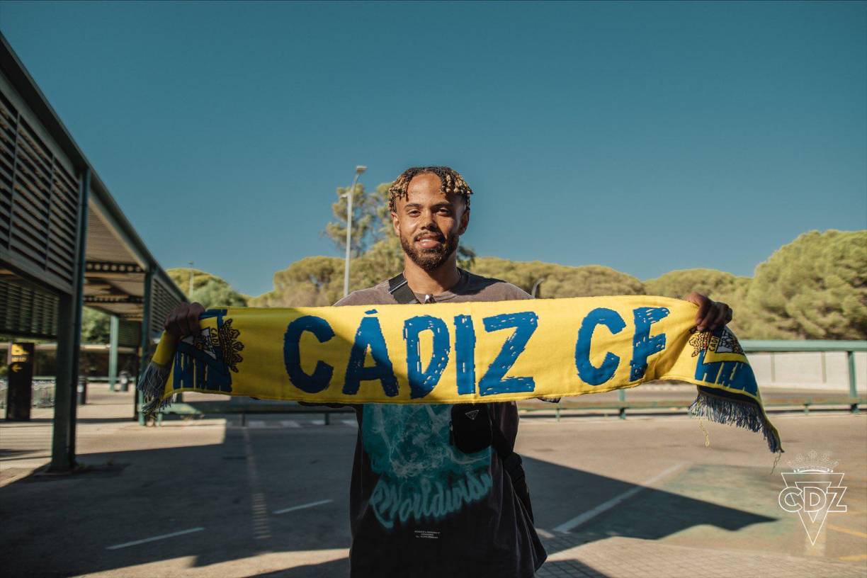 El Cádiz ha hecho oficial el acuerdo con el KRC Genk para el traspaso del delantero congoleño Théo Bongonda. El futbolista llega al conjunto cadista con firma hasta 2026. ‘El Choco‘ Lozano tiene más competencia en ataque.