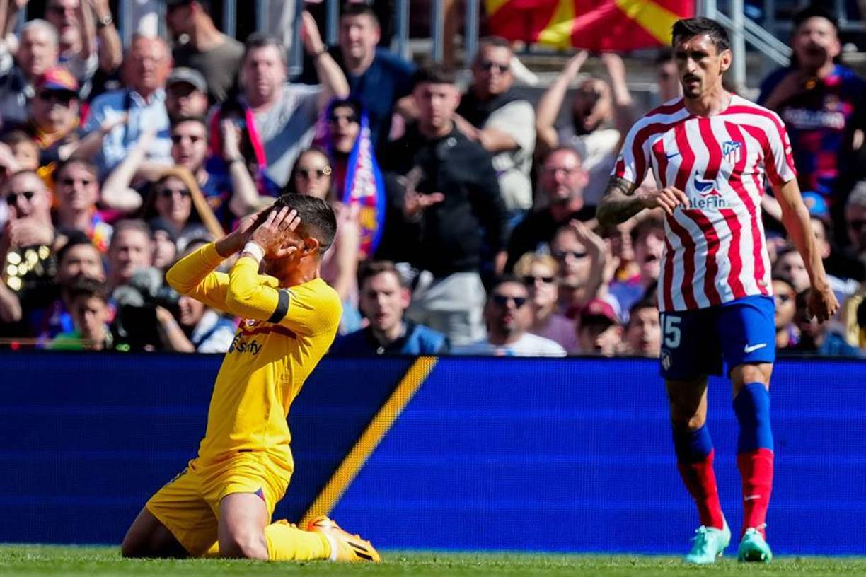 Era el Atlético quien avisaba primero, no se cumplían ni los minutos y Griezmann disparaba hacia el marco de Ter Stegen, pero el balón pegó al poste. Se salvaba el Barcelona.