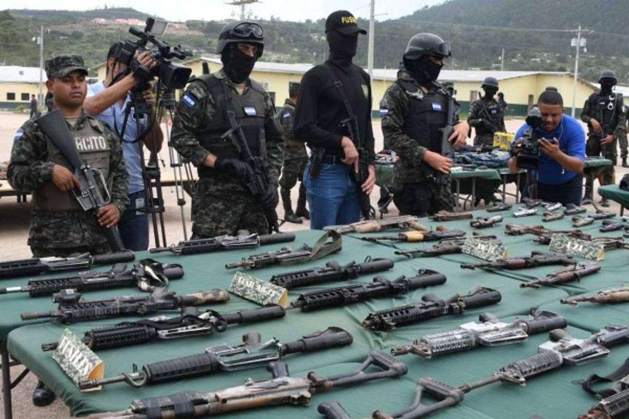 Fueron decomisados 16 fusiles AK-47, cinco Galil, cinco M-16, diez subametralladoras, tres lanzagranadas, dos escopetas, 41 pistolas de distinto calibre, 16 granadas de fragmentación y otros 50 artefactos explosivos.