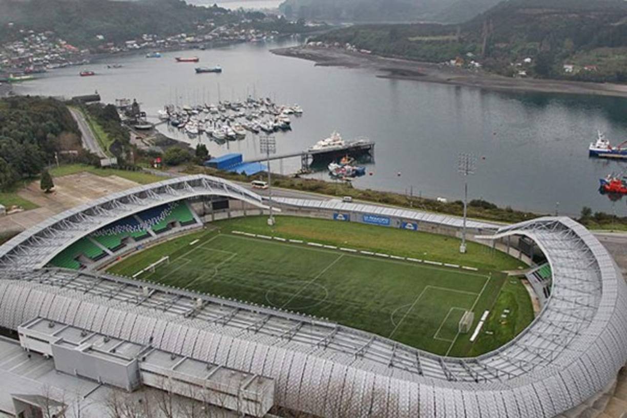 Fue el primer estadio en tener césped artificial. Se encuentra en Chile.