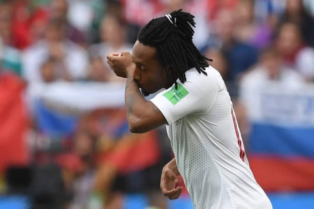 Gelson Martins de Portugal se besa la mano izquierda al ingresar al campo.