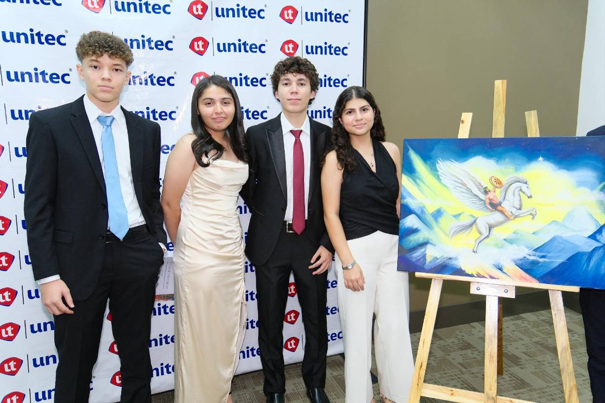 David Estrada, Valeria Ardón, Gerald Fajardo e Ingrid Bendeck posando con su obra “Pegazo”.