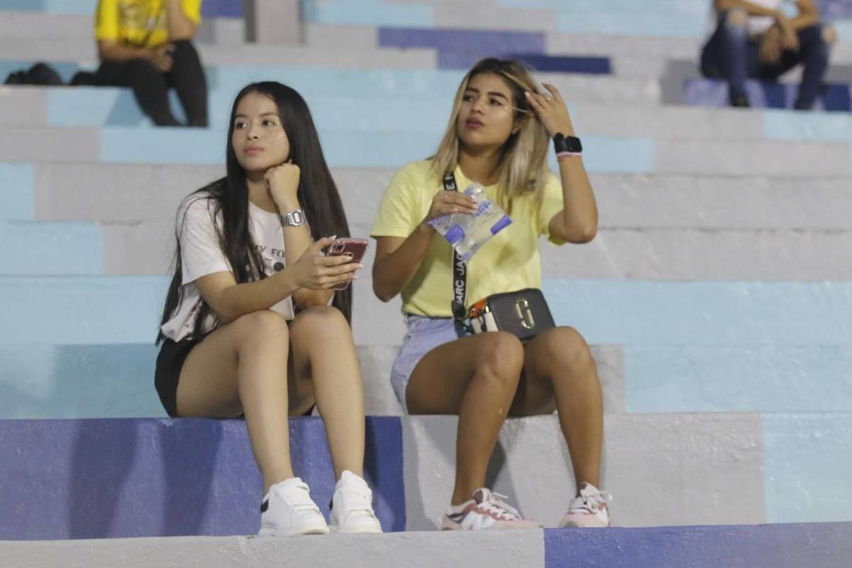 Las lindas chicas estuvieron presentes en el recinto sampedrano en el partido que cerró la octava jornada del Torneo Apertura 2024.
