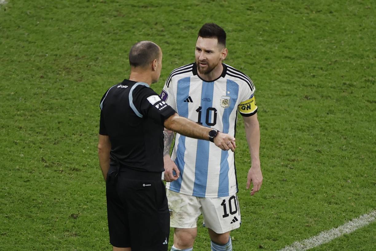 <b>Messi</b> también mostró los dientes en sus declaraciones después del partido al cargar contra el árbitro, el español Mateu Lahoz, considerando que “no estuvo a la altura”.