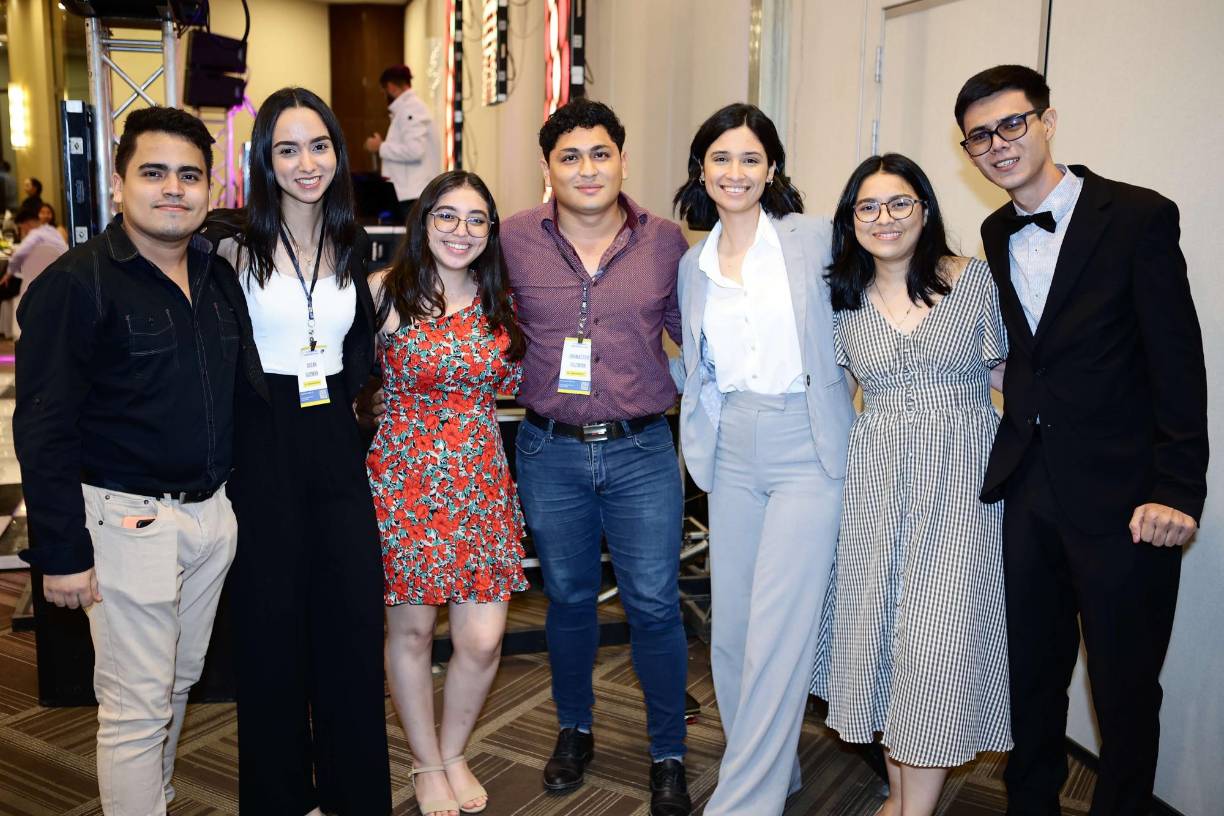 La Universidad Católica de Honduras con sede en SPS (UNICAH), ha llevado a cabo un Congreso de Ingeniería Civil en el Club Hondureño Árabe, el cual se tituló “Cambios Constructivos que impactan en la calidad de vida”. Los ingenieros civiles que expusieron fueron: Hermes Paz, Óscar Corbera, Jorge Bueso, Jorge Alberto Sánchez; Gervy Inestroza, Orlando José Avendaño y Javier García. Quienes expusieron sobre temas de relevancia para la actualidad del profesional en esta carrera. En la foto posan: Óscar Lagos, Susan Guzmán, Ashly Sabillón, Johnaster Guzmán, Laura Álvarez, Larissa Girón y Jairo Paz