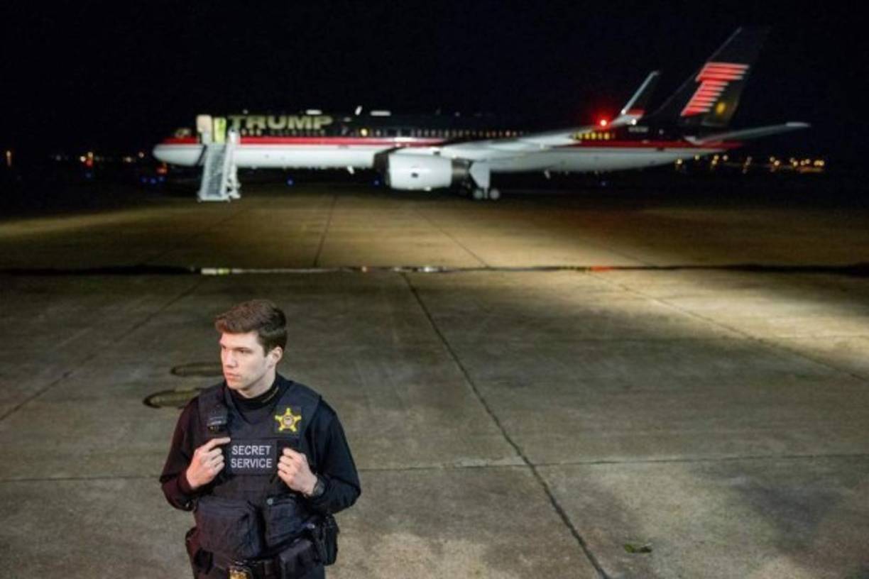 Los agentes de seguridad también se encargan de vigilar el avión privado de Trump a donde sea que vaya.