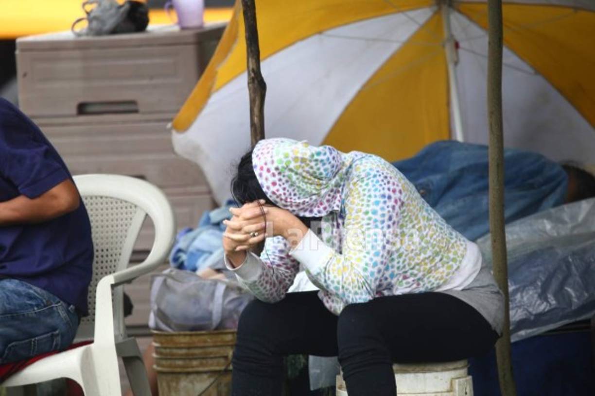 Entristecidos, los limeños pasan con angustia y preocupación estas inundaciones, sobre todo por sus pertenencias, muchos lo han perdido todo.