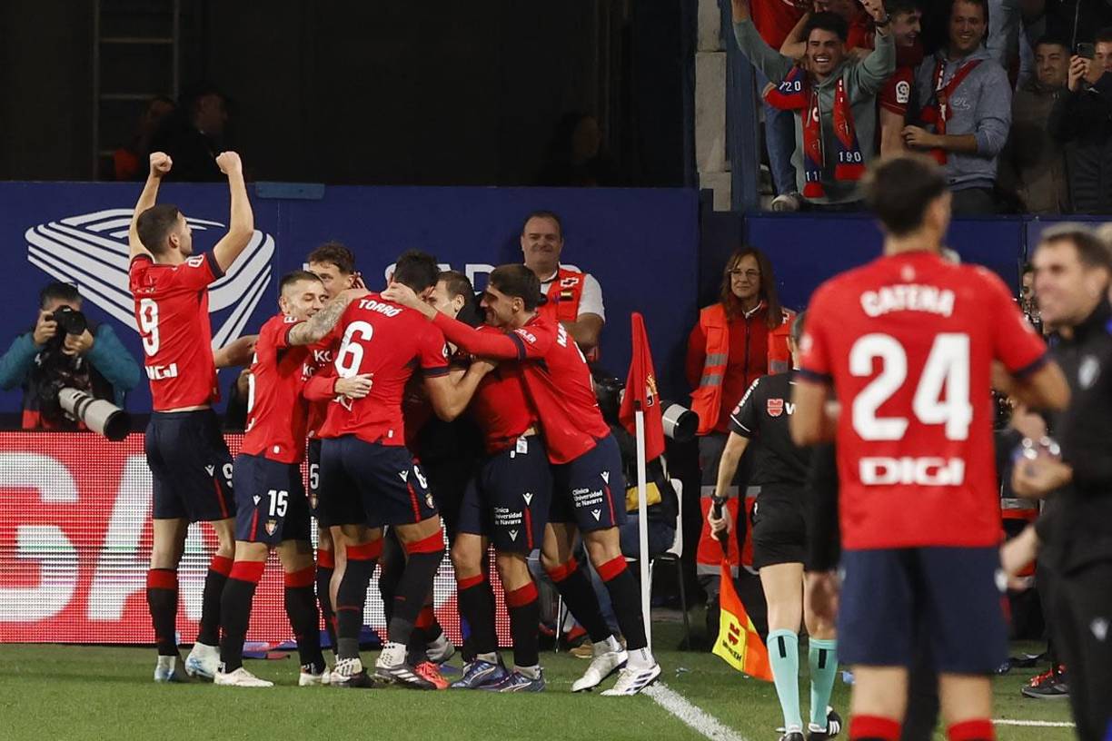 Los jugadores del Osasuna celebrando el cuarto gol contra el FC Barcelona.