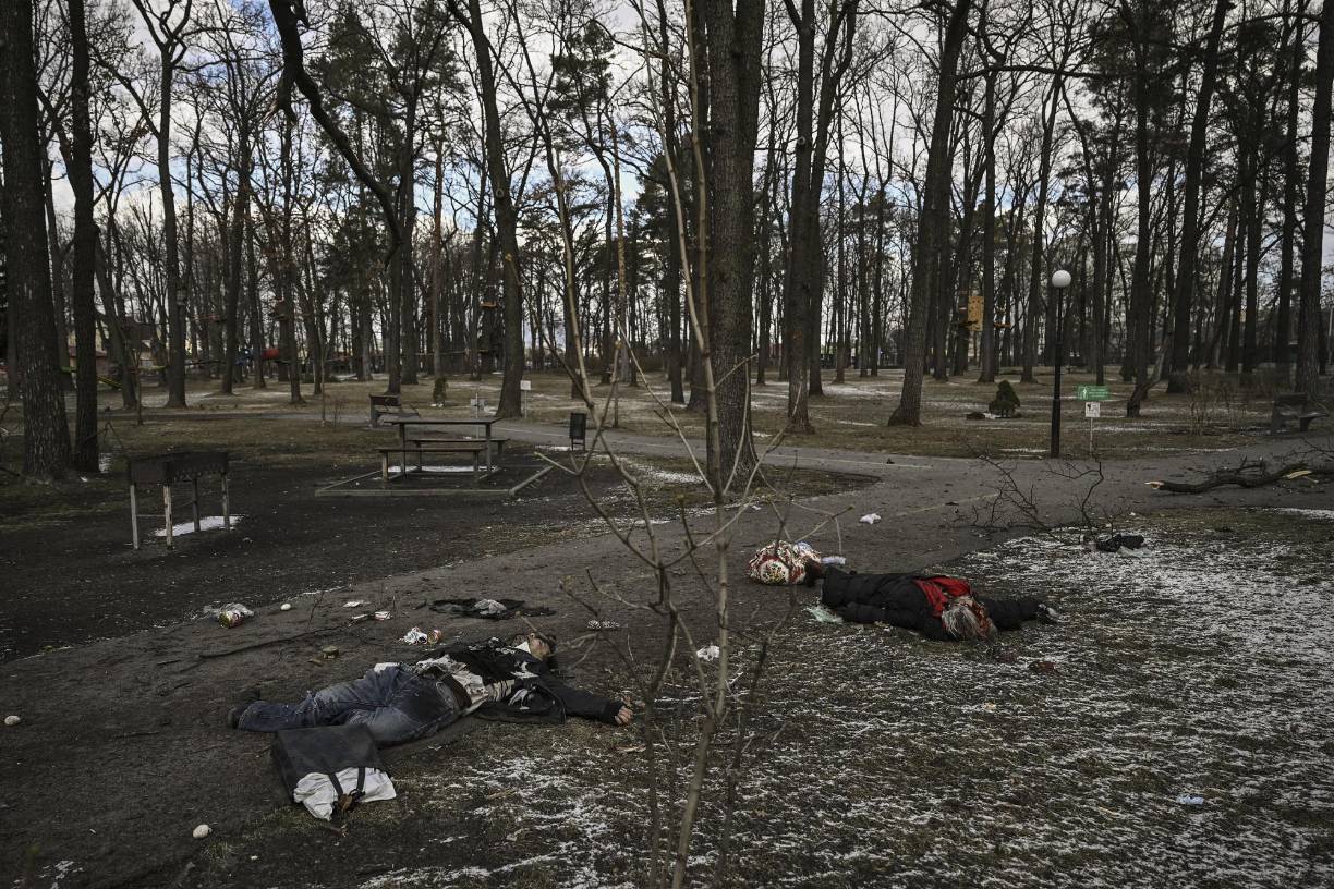 La invasión de Ucrania entra en su segunda semana: miles de muertos, más de dos millones de refugiados -la mayor cifra en Europa desde la segunda guerra mundial- , un creciente número de ciudades bombardeadas y muertos civiles, y corredores humanitarios que, según fuentes ucranianas, han posibilitado ya la evacuación de 40.000 personas, pero que funcionan con mucha dificultad.