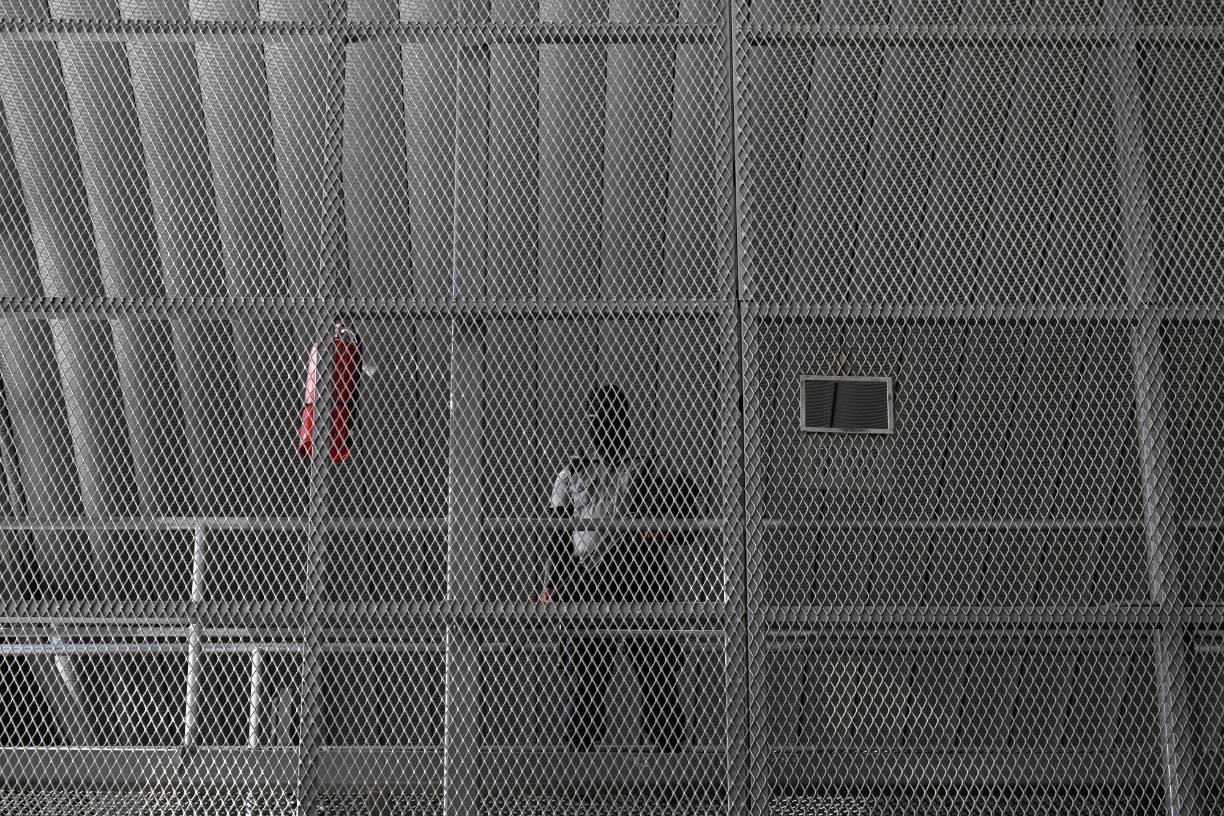 Esta cárcel fue construida para recluir a parte de los más de 70.000 pandilleros detenidos bajo un régimen de excepción que fue decretado por el Congreso a petición de Bukele, como respuesta a una escalada de violencia que se cobró la vida de 87 personas entre el 25 y 27 de marzo de 2022.