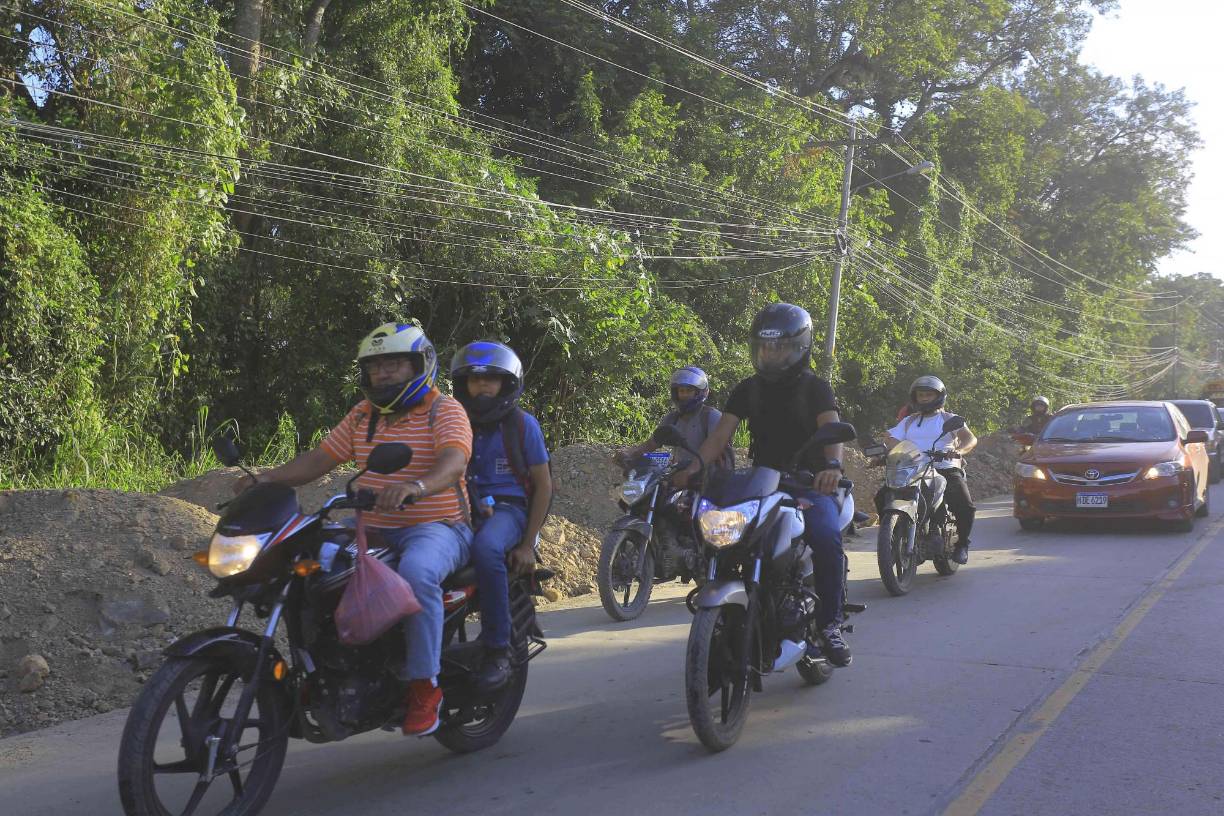 Elmer Portillo, presidente del patronato de la residencial Salamanca, compartió que desde hace una semana están padeciendo los embotellamientos, debido a que muchos residentes salen antes de las 6:00 de la mañana a dejar a sus hijos a las escuelas bilingües y a sus trabajos. “Todos quieren salir al mismo tiempo y se hace cuello de botella en la residencial Salamanca porque se unen los carros que vienen de Santa Martha hacia el segundo anillo”. 