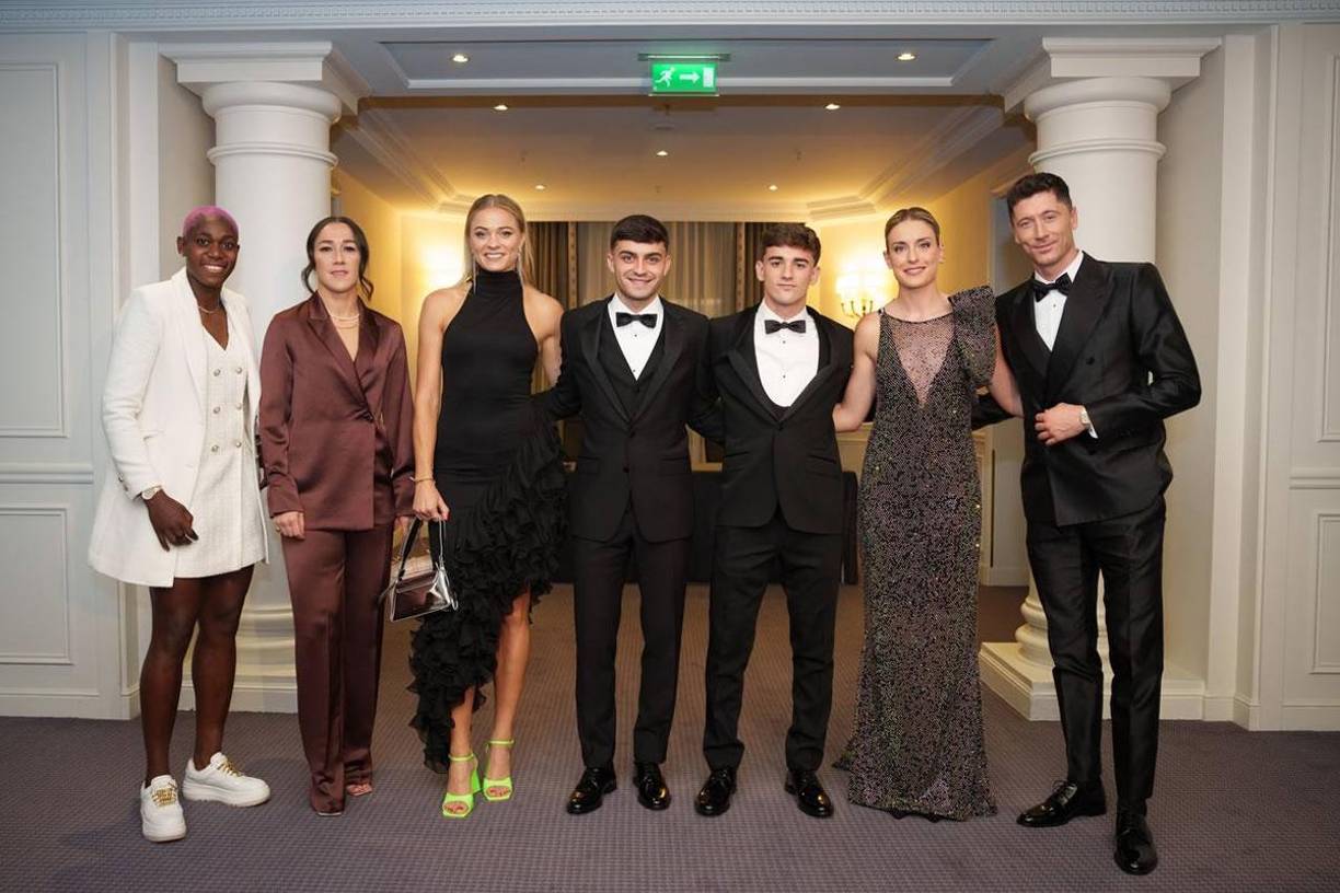 Futbolistas del equipo masculino y femenino del Barcelona en la Gala del Balón de Oro.
