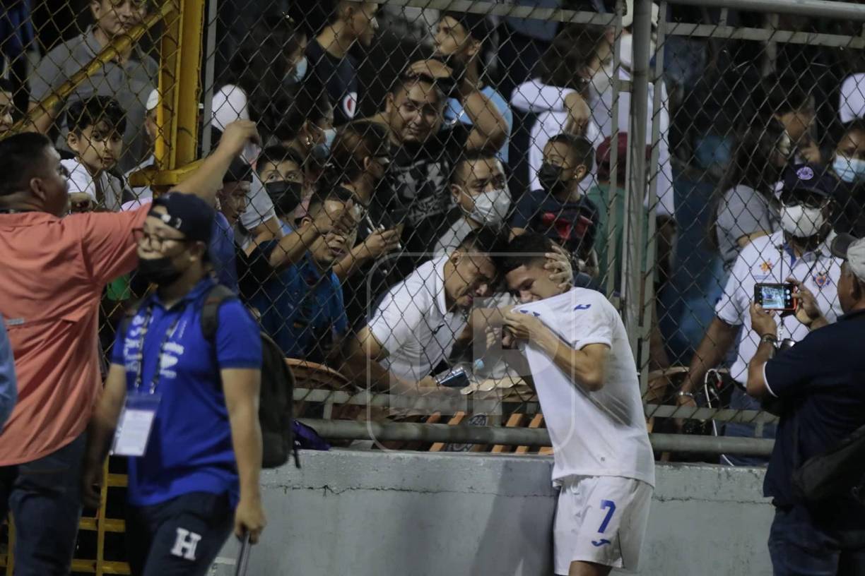 El volante Odín Ramos celebró con sus familiares que estuvieron en el sector de silla. El jugador del Marathón no pudo evitar el llanto producto de la emoción.