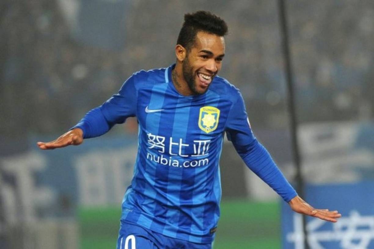 Alex Teixeira (31 años) - El centrocampista brasileño se encuentra actualmente sin equipo tras desvincularse del JS Suning chino este mismo mes de enero, tras cinco temporadas vistiendo la camisetas del conjunto asiático. Sin embargo, no le están faltando pretendientes, en concretos 3 clubes del fútbol europeo quieren hacerse con sus servicios para el segundo tramo de la temporada. Estos son: Aston Villa, Benfica y Shakhtar Donetsk, su anterior equipo y donde desplegó su mejor nivel.