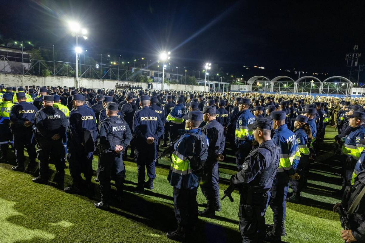 Con más de 81.900 detenciones, esta medida extraordinaria se ha convertido en la principal y única apuesta del Gobierno del presidente Bukele contra las pandillas, lo que le granjeó su reelección inmediata, pese a la prohibición constitucional.