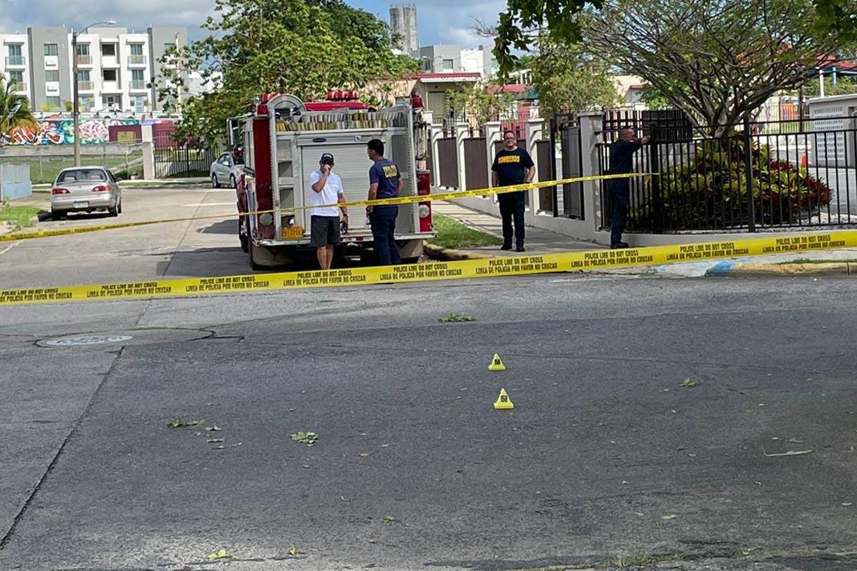 Al llegar los agentes encontraron cerca de un vehículo KIA Rio de color rojo, el cuerpo baleado de una mujer identificada como Nashaly Cáez Velázquez de 24 años y residente de Caguas.