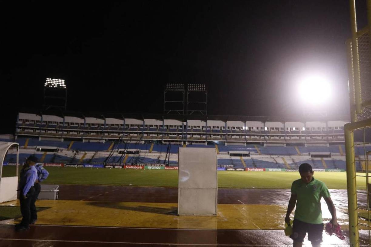 Pero a las 8:20 PM, hubo un nuevo retraso del partido, ahora se iniciaría a las 8:46 PM