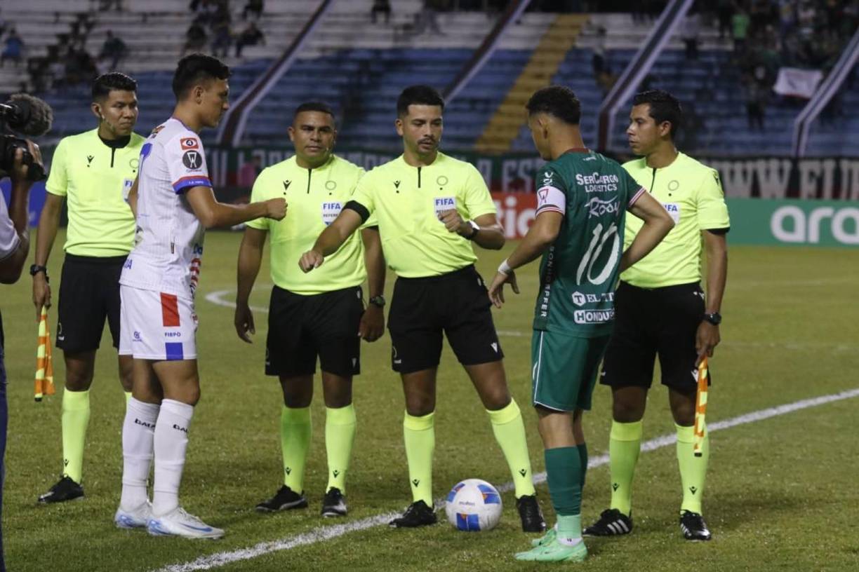 Exactamente a las 8:46 PM, el partido dio inicio entre hondureños y salvadoreños.