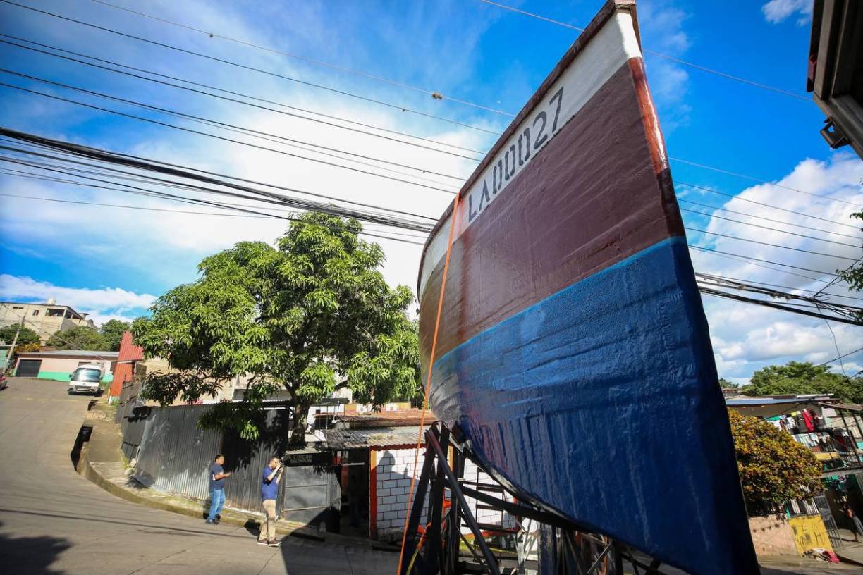 El objetivo de Martínez es navegar por las cálidas aguas del golfo de Fonseca en un barco construido con sus propias manos. Rosalinda es el resultado de su ingenio y experiencia en la fabricación de uno de los inventos de transporte más antiguos de la humanidad para desplazarse a través de las aguas.