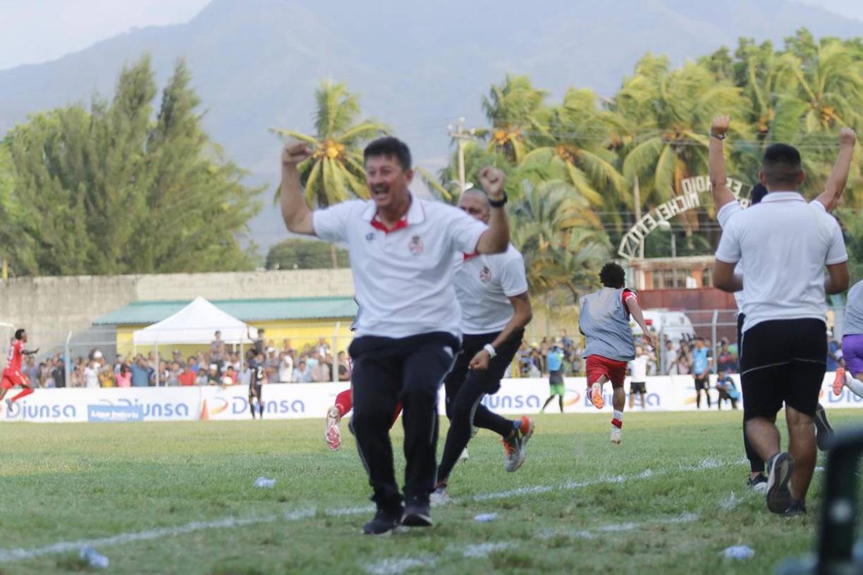 Mauro Reyes se desató tras el gol de Diego Reyes y celebró con mucha euforia la salvación del descenso.