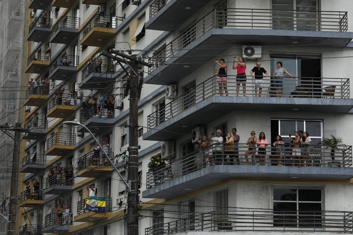 Hinchas desde sus hogares le dieron el último adiós a la leyenda del fútbol mundial, Pelé.