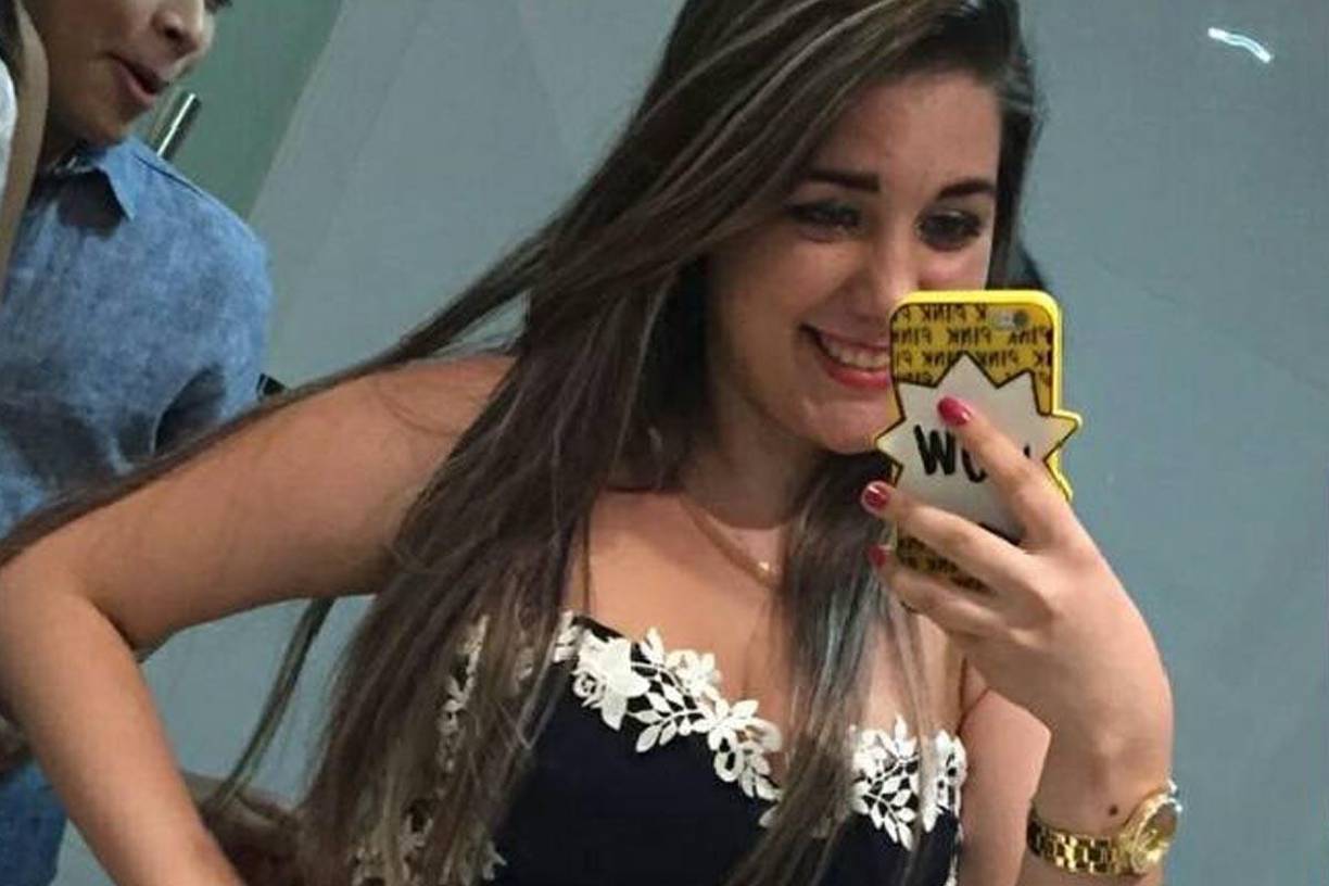 Un amigo cercano comentó que Viviane estaba buscando médicos para sus cirugías, pero algunos especialistas desaconsejaron realizarlas al mismo tiempo.